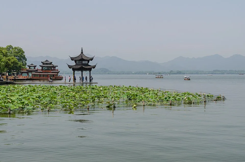 杭州西湖亭台与荷塘